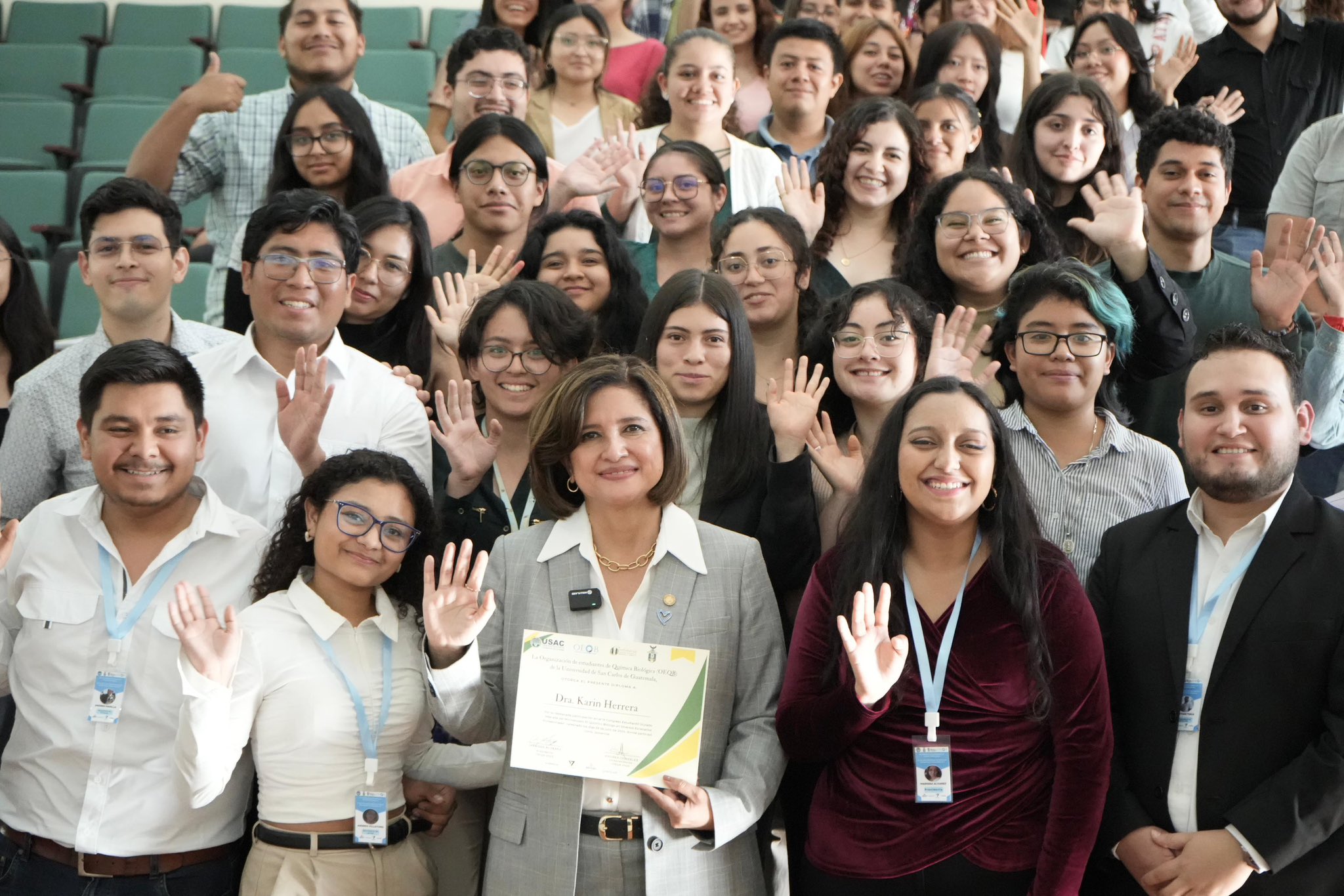 La vice no se dejó amedrentar por encapuchados 🤚🏻